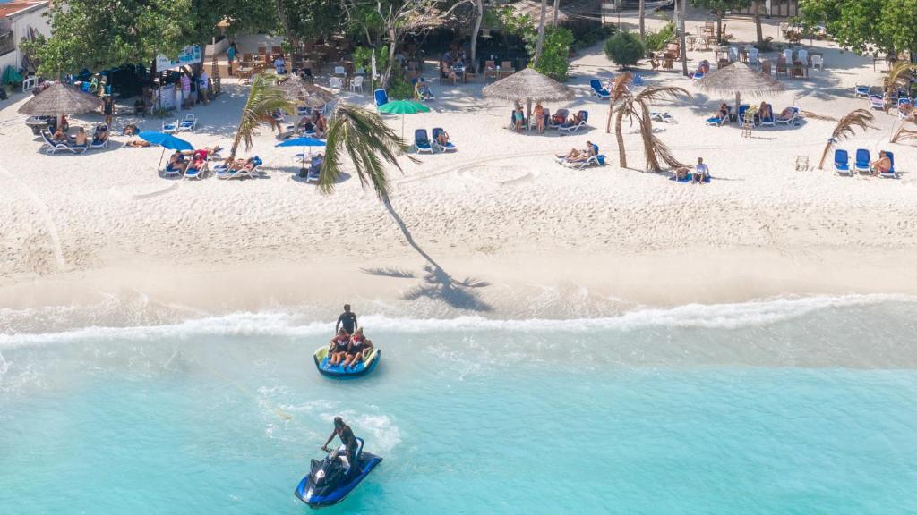 Arena Beach Maafushi (馬富士阿瑞纳)